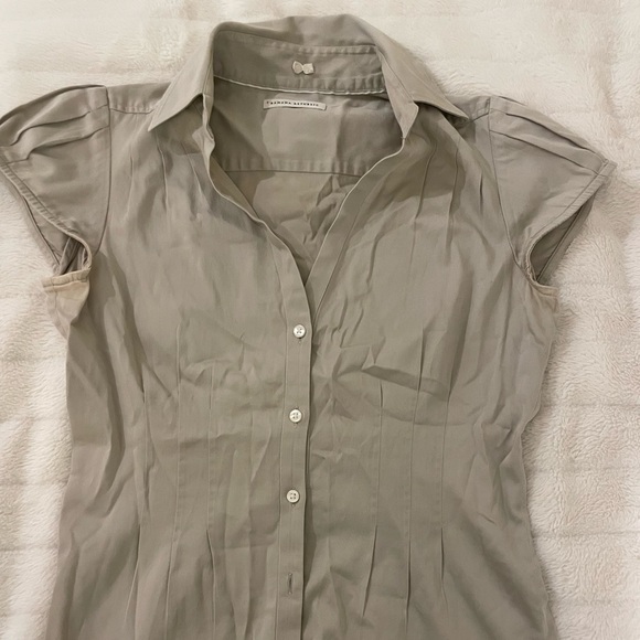 Fitted short sleeves banana republic button up top - Picture 1 of 4